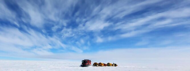 Fun beliebtes Urlaubsziel – Antarktis - Null Bewohner, Millionen Pinguine und feste Dimensionen. Am südlichen Ende der Erde, wo die Sonne nur zwischen Frühjahr und Herbst über dem Horizont aufgeht, liegt der 7. Kontinent, die Antarktis. Riesig, bis auf ein paar Forscher unbewohnt und ohne offiziellen Besitzer. Eine Welt, die überrascht, bevor Sie sie sehen. Deshalb ist ein Besuch definitiv etwas für die Schatzkiste der Erinnerung und allein die Ausmaße dieser Destination sind eine Sache für sich. Du trittst aus deinem gemütlichen Hotelzimmer und es begrüßt dich die warme italienische Sonne. Du blickst auf den atemberaubenden Gardasee, der in zahlreichen Blautönen schimmert - von tiefem Dunkelblau bis zu funkelndem Türkis. Majestätische Berge umgeben dich, während die Brise sanft deine Haut streichelt und der Duft von blühenden Zitronenbäumen deine Nase kitzelt. Du schlenderst die malerischen, engen Gassen entlang, vorbei an farbenfrohen, blumengeschmückten Häusern. Vereinzelt unterbricht das fröhliche Lachen der Einheimischen die friedvolle Stille. Du fühlst dich wie in einem Traum, der nicht enden will. Jeder Schritt führt dich zu neuen Entdeckungen und Abenteuern. Du probierst die köstliche italienische Küche mit ihren frischen Zutaten und verführerischen Aromen. Die Sonne geht langsam unter und taucht den Himmel in ein leuchtendes Orange-rot - ein spektakulärer Anblick.