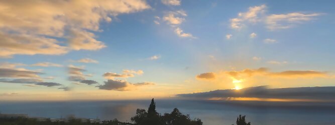 Trip Fun Insel Urlaub - La Palma macht ihrem Beinamen, die Schöne, alle Ehre. Das Kleinod im Atlantik erstrahlt in sattem Grün, verziert mit hübschen landestypischen Villen in den weit gestreuten Dörfern, eingerahmt von weichen Wellen des dunkelblauen atlantischen Ozeans, am Himmel ziehen malerische Formationen, bauschiger weißer Schäfchenwolken. Eine Bilderbuchidylle zum Verlieben. Die beliebtesten Orte für La Palma Ferien, locken mit besten Angebote für Hotels und Ferienunterkünfte mit Werbeaktionen, Rabatten, Sonderangebote für La Palma Urlaub buchen. Reisedaten eingeben und Hotel Flug Mietwagen Attraktionen Taxis für eine La Palma Reise flexibel buchen. Sollten sich die Pläne ändern, sind viele der Unterkünfte und Zimmer auf La Palma kostenfrei stornierbar.