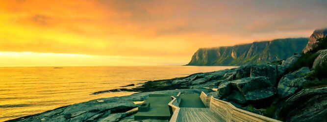 Fun Angebote - Norwegen – Schwindelfrei auf Preikestolen – die spektakuläre Felskanzel erhebt sich als steile Plateauklippe über dem Lysefjord. Die Aussicht über den Fjord ist atemberaubend, schwindelfrei sein ist Voraussetzung. Es lohnt sich auf jeden Fall, schon mitten in der Nacht aufzustehen, um den magischen Moment des überwältigend schönen Sonnenaufgangs mitzuerleben, grandios wie sich die ersten Sonnenstrahlen in den steilen Felswänden verfangen und die Bergmauern zum Leuchten bringen. Dieser Augenblick inspiriert zur Demut und Dankbarkeit. Die beliebtesten Orte für Ferien in Norwegen, locken mit besten Angebote für Hotels und Ferienunterkünfte mit Werbeaktionen, Rabatten, Sonderangebote für Norwegen Urlaub buchen.